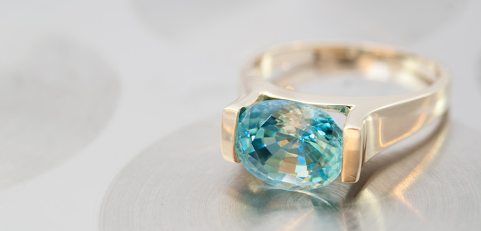 Ring aus Gelbgold mit blauem Zirkon aus Ratanakiri in Kambodscha Goldring mit blauem Zirkon aus Ratanakiri in Kambodscha