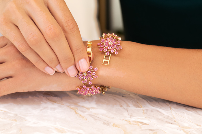 Leiterschloss an einem Armband mit Pinkfarbenen Saphiren