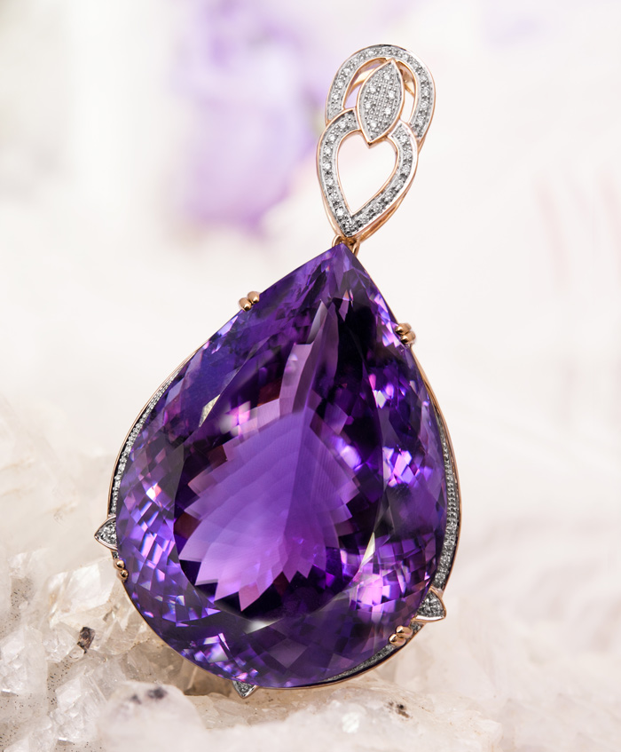 Goldanhänger mit Amethyst aus Uruguay