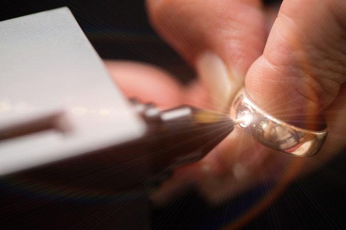 Schmuck schätzen lassen Diamanttester Zur Prüfung von Edelsteinen werden bestimmte Geräte verwendet, zum Beispiel ein Diamanttester.