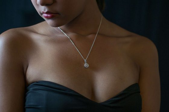 Frauenbüste mit Kette und Diamantanhänger
