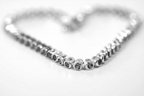 Diamantkette in Herzform gelegt