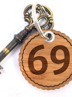 Mr. & Mrs. Panda Schlüsselanhänger "69 - Geschenk, Zahl 69, Schlüsselanhänger, Glücksbringer, Zimmer, Anhänger, Buchstaben, Taschenanhänger, Zeichen, Schlüsselband" (1-tlg)