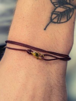 Made by Nami Armband "Karabiner Wickelarmband - Weinrot Gold" (Einzelartikel)